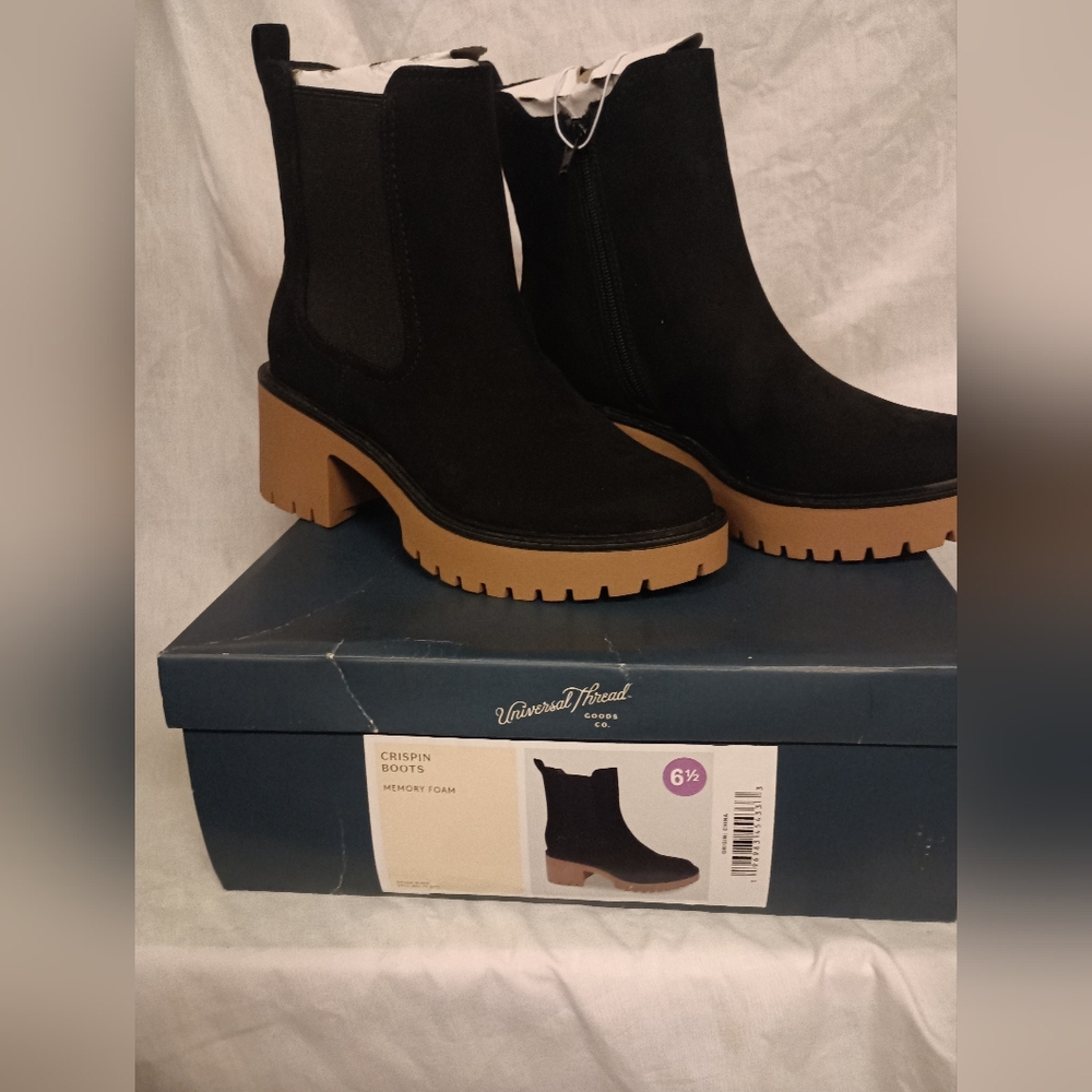 Universal Thread Women's Crispin Chelsea Boots